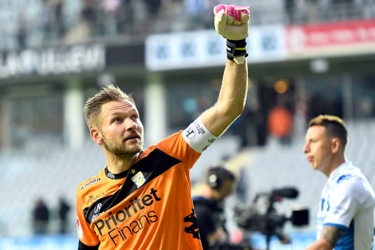 IFK Göteborgs målvakt John Alvbåge jublar