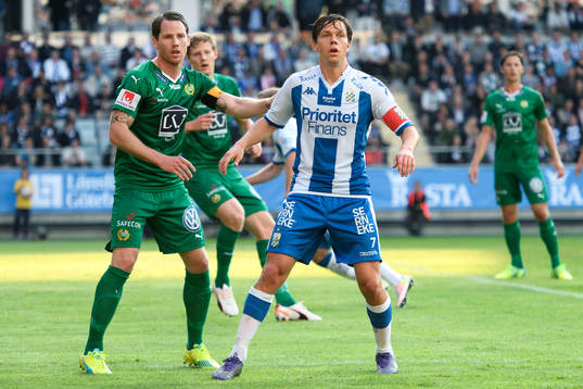 Hammarbys Johan Persson och IFK Göteborgs Mads Albeck