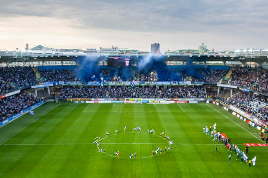 IFK Göteborgs supportrar tänder rökbengaler innan