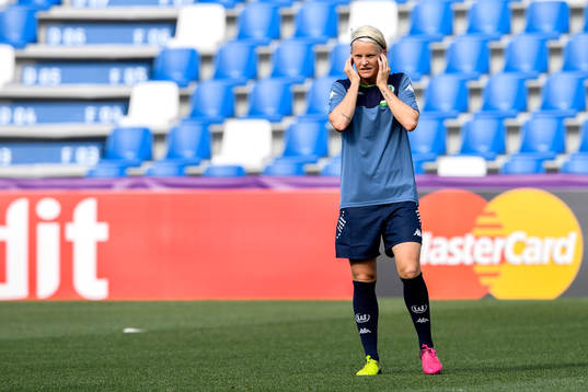 Wolfsburgs Nilla Fischer håller för öronen