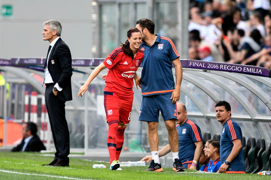 Lyons Lotta Schelin gör sig redo att hoppa in