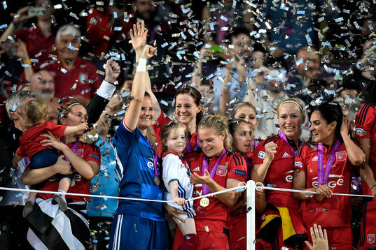 Lyons lag med Lotta Schelin jublar med pokalen