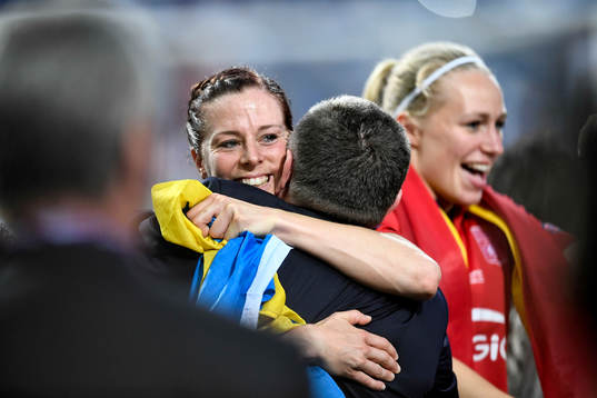 Lyons Lotta Schelin och lagkamraterna jublar med pokalen