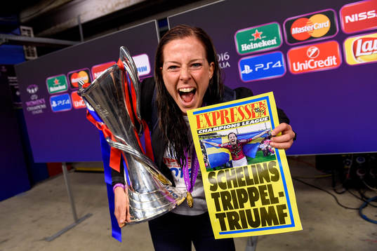 Lyons Lotta Schelin jublar med pokalen och en löpsedel
