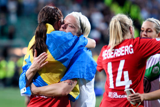 Lyons Lotta Schelin kramar om Wolfsburgs Nilla Fischer
