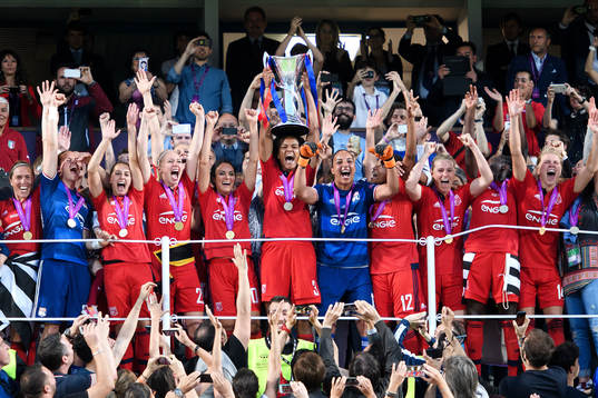 Lyons Wendie Renard höjer pokalen och jublar med sina