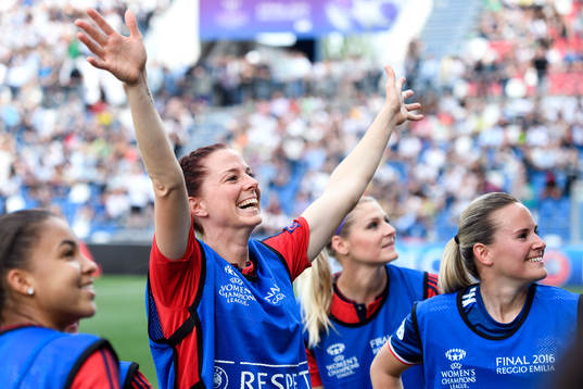 Lyons Lotta Schelin vinkar till publiken innan finalen i