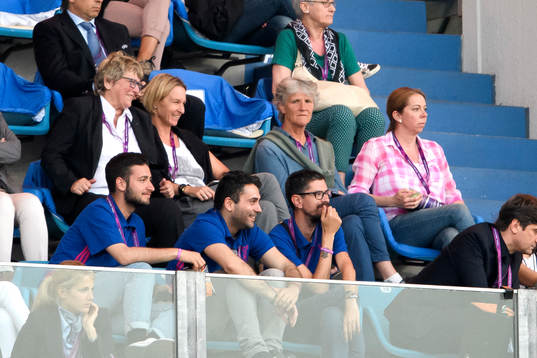 Sveriges förbundskapten Pia Sundhage på läktaren