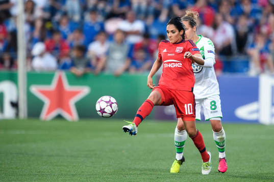 Lyons Louisa Necib och Wolfsburgs Babett Peter