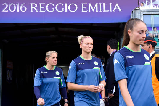 Wolfsburgs Alexandra Popp går in på arenan innan finalen