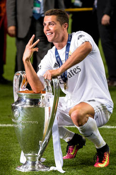 Real Madrids Cristiano Ronaldo jublar med pokalen