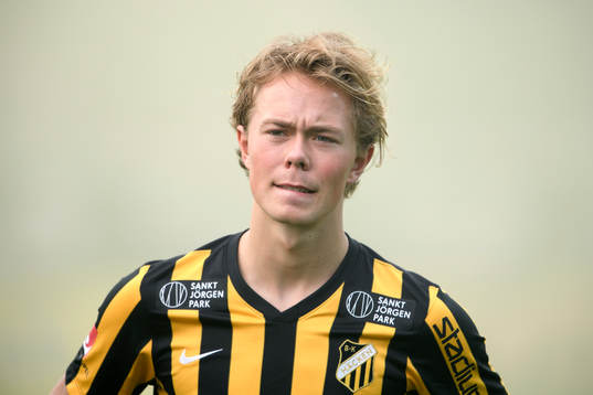 Häckens Joel Andersson vid lineup innan fotbollsmatchen i