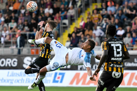 Djurgårdens Mathias Ranegie försöker sig på en