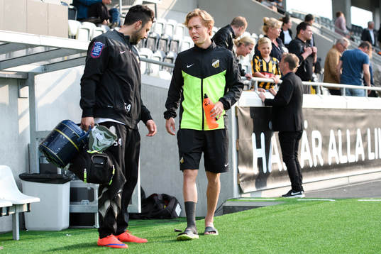 Häckens Joel Andersson med lindad fot