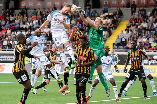 Djurgårdens Jacob Une Larsson i luftduell med Häckens