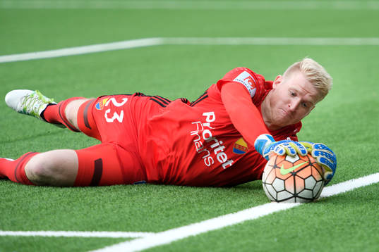 Djurgårdens målvakt Hampus Nilsson kastar sig