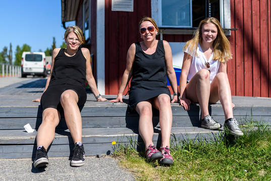 Kioskpersonalen passar på att njuta av det fina vädret