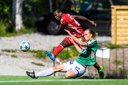 s Tetteh Komey och Brage:s Gustav Sundström