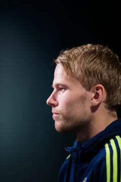 Svenska fotbollslandslagets Oscar Lewicki blir intervjuad
