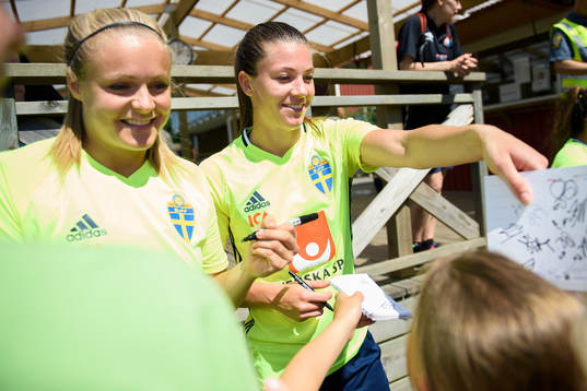 Målvakt Hilda Carlén och Pauline Hammarlund skriver