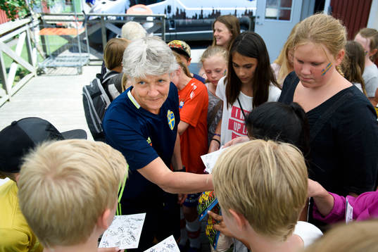 Förbundskapten Pia Sundhage skriver autografer