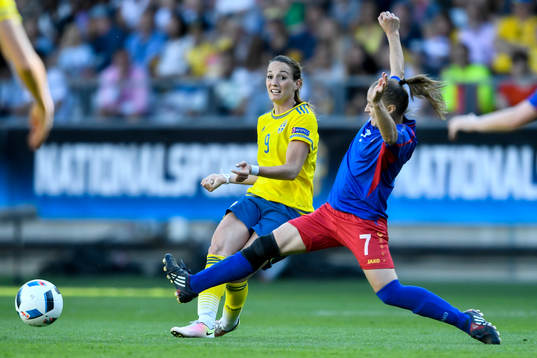 Sveriges Kosovare Asllani och Moldaviens Ludmila Caraman