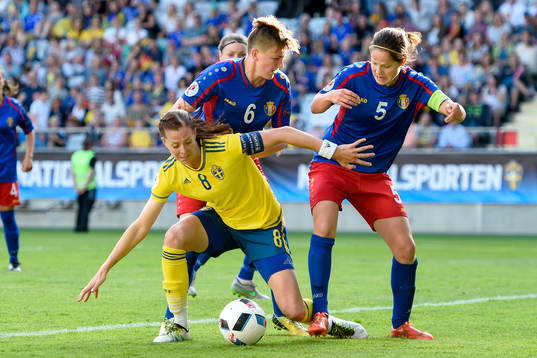 Sveriges Lotta Schelin och Moldaviens Natalia Munteanu och