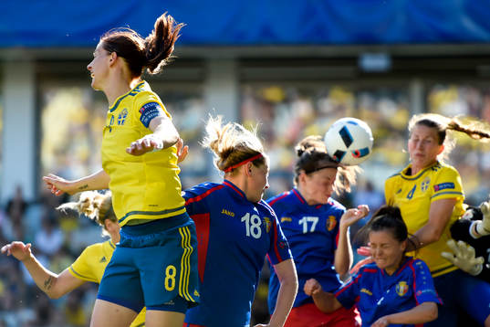 Moldaviens Nadejda Colesnicenco gör självmål till 1-0