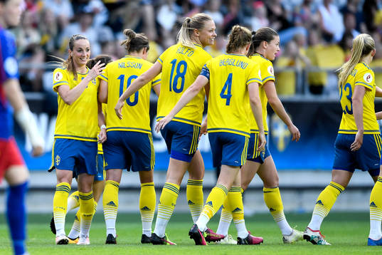 Sveriges Kosovare Asllani jublar
