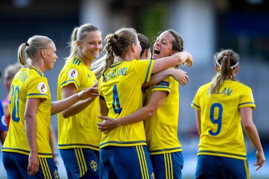 Sveriges Emma Berglund och Lina Nilsson jublar