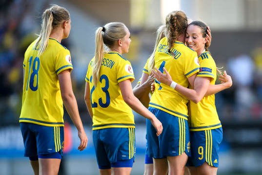 De svenska spelarna kramar om Kosovare Asllani