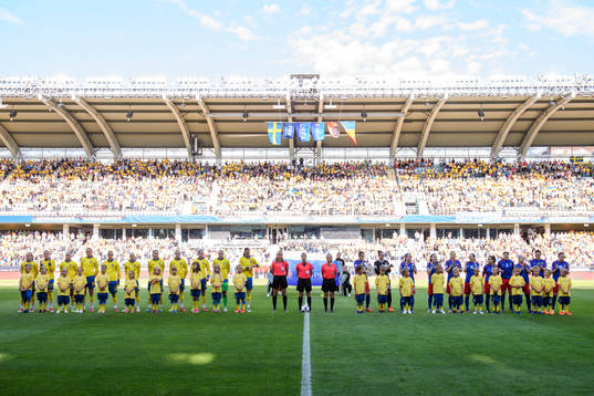 Lagen står uppställda vid lineup innan EM-kvalmatchen i