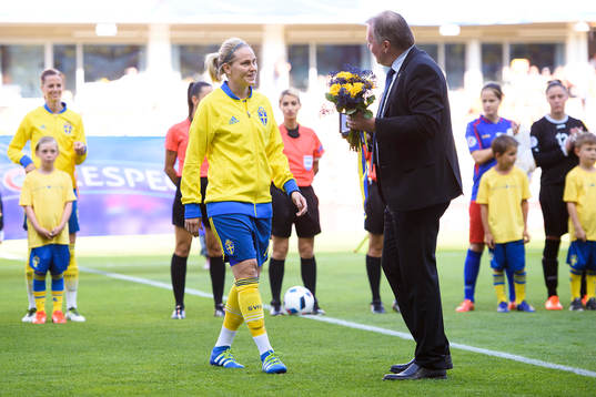 Sveriges Lisa Dahlkvist får en utmärkelse av Svenska