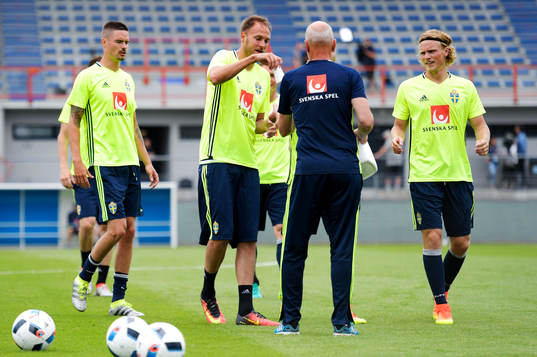 Sveriges Mikael Lustig, Andreas Granqvist och Oscar