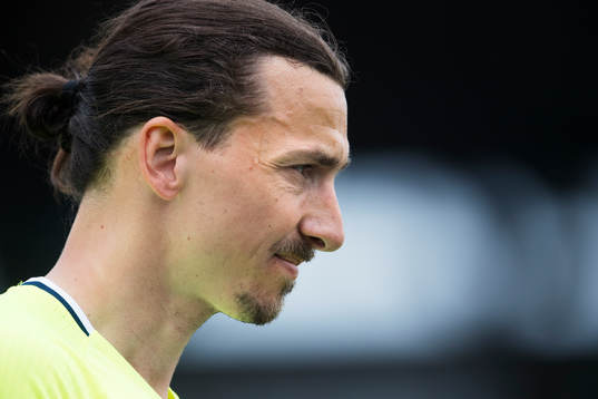 En svettdroppe rinner ner för tinningen på Zlatan