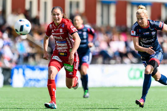 Piteås Felicia Karlsson jagas av Linköpings Jenni Arnth