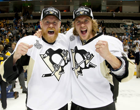 Pittsburgh Penguins right wing Patric Hörnqvist, left, and