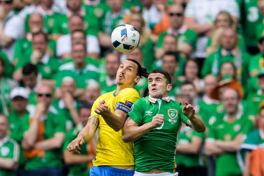 Sveriges Zlatan Ibrahimovic i nickduell med Irlands Robbie