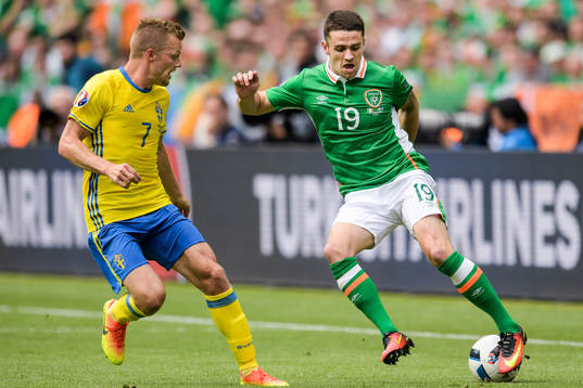 Sveriges Sebastian Larsson och Irlands Robbie Brady i