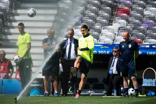 Zlatan Ibrahimovic slår en boll genom vatten från en