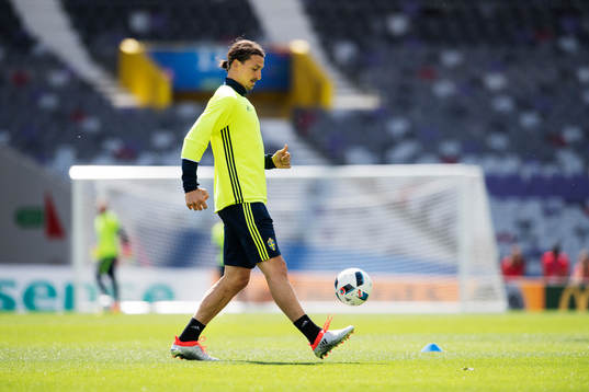 Zlatan Ibrahimovic tränar i skor från Adidas på Sveriges