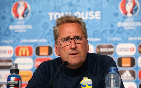 På denna handout-bild från UEFA ser vi Sveriges