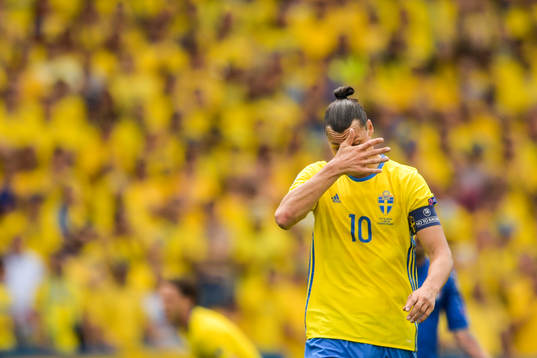 Sveriges Zlatan Ibrahimovic deppar i fotbollsmatchen mellan