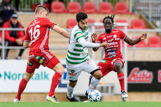 s Fredrik Lundgren(v) och Ibrahim Kallay(h) försöker
