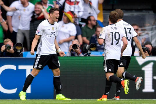 Tysklands Mario Gomez jublar