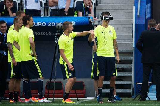 Sebastian Larsson håller i Mikael Lustig som testar