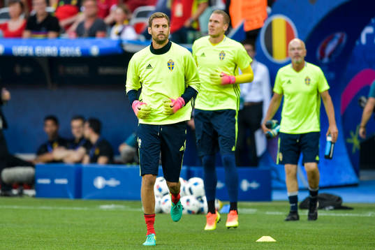 Sveriges målvakt Andreas Isaksson och målvakt Robin Olsen