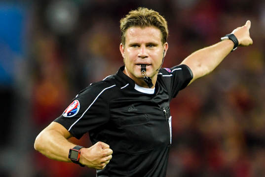 Domare Felix Brych i fotbollsmatchen mellan Sverige och