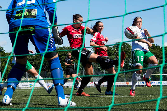 LB07s Saga Ollerstam rensar undan bollen framför Hammarbys