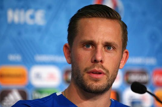 I denna handout-bild från UEFA ses Gylfi Sigurdsson på